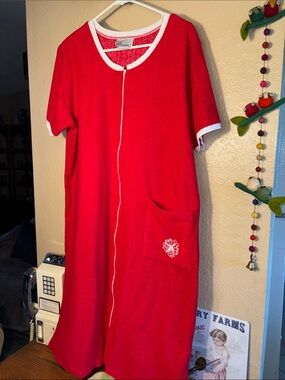 EUC VINTAGE Easy Essentials Terry Zip-Front Dress/Robe. It features a short-slee